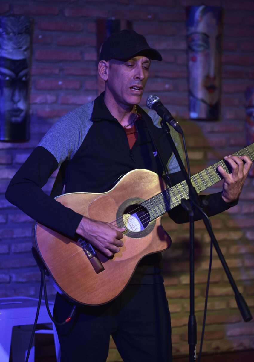 Actuación del trovador cubano Leonardo García en La Tregua. Foto de José Luis Amoscótegui.